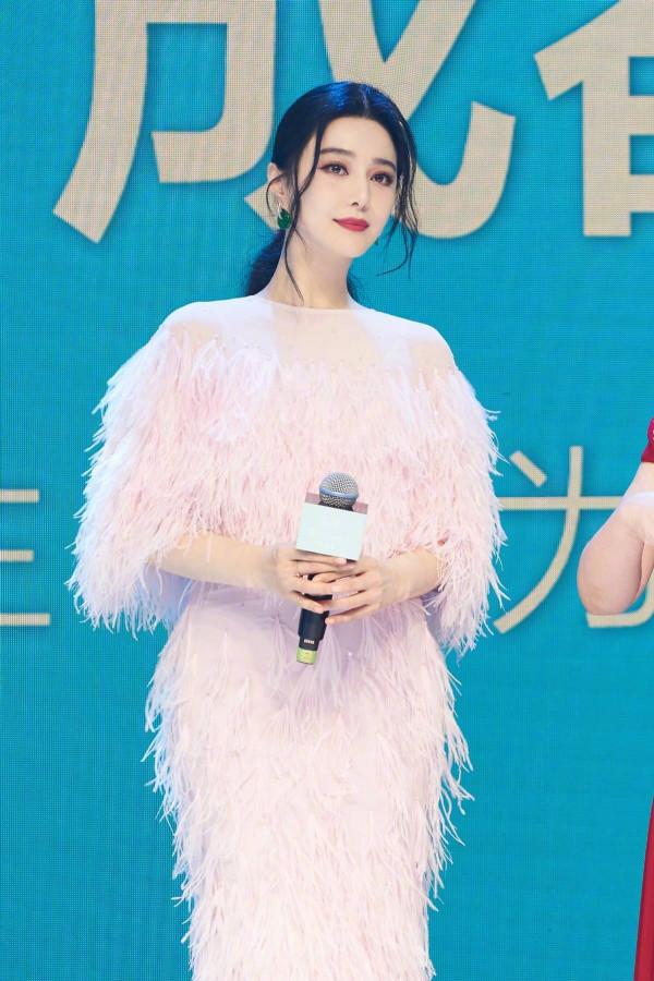 紅毯女王終於迴歸！范冰冰晚宴造型徹底封神，穿羽毛禮服美成主角