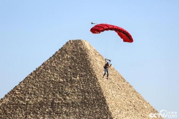 在金字塔上跳傘，夠硬核
