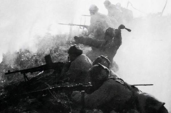 電影《長津湖》場面震撼，但為了烘托劇情，出現了兩處明顯錯誤