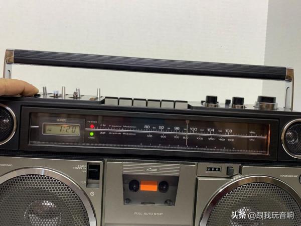 三洋 於1979年推出M9990行動式收音機、錄音機