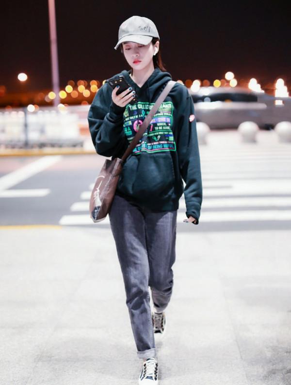 張雪迎是沒吃飯嗎?穿露臍開衫配運動褲,這“螞蟻腰”太搶鏡了 張雪迎是沒吃飯嗎?穿露臍開衫配運動褲,這“螞蟻腰”太搶鏡了