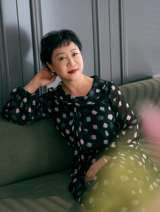 被楊紫媽媽驚豔到了，穿印花長裙顯貴婦範，美貌度絲毫不輸親女兒