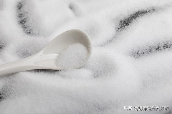 食用鹽，到底買“海鹽”還是“精鹽”？區別用途都特別大，別亂買