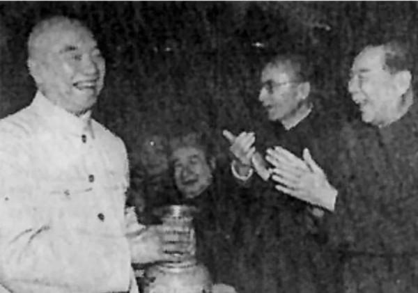 指揮打仗時得空寫小說,被人說不務正業,看肖克上將怎樣漂亮回懟 指揮打仗時得空寫小說,被人說不務正業,看肖克上將怎樣漂亮回懟