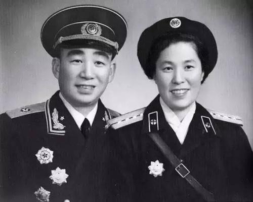1953年,少將帶夫人回鄉探親,另一婦女哭著說:我才是你妻子 1953年,少將帶夫人回鄉探親,另一婦女哭著說:我才是你妻子