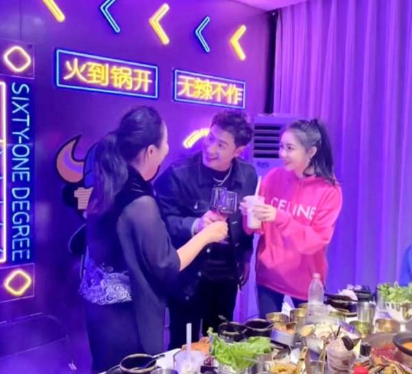 潘瑋柏帶太太參加派對,宣雲五官精緻,與一眾美女合照依舊搶鏡 潘瑋柏帶太太參加派對,宣雲五官精緻,與一眾美女合照依舊搶鏡