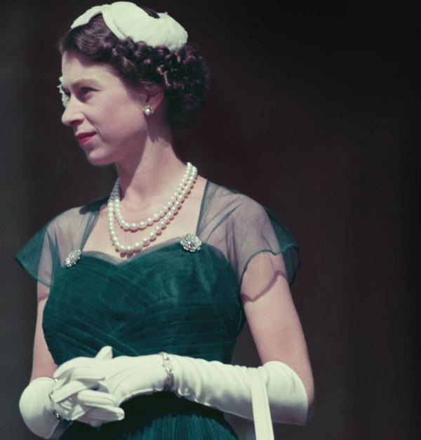 95歲英女王辦茶會宴客，幽默風趣笑開顏；老太太又創新紀錄