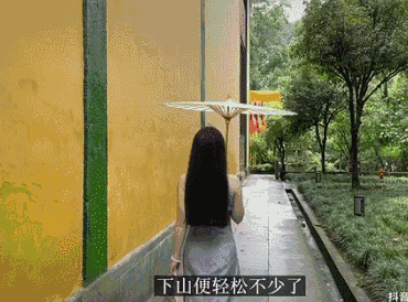 提著Doir包包，穿著高開叉旗袍逛寺廟，這屆佛媛的操作真野