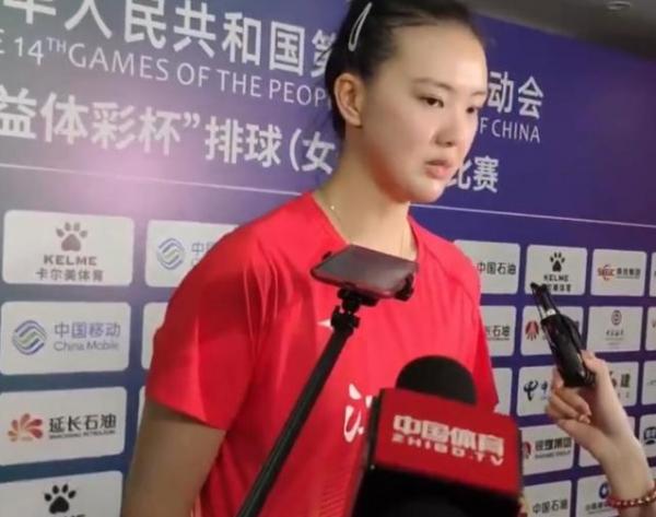 女排新晉一姐，帶隊強勢逆轉贏球后，張常寧為何會抱住丁霞痛哭？