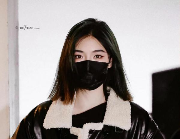 許佳琪私服，身穿黑色翻毛長皮衣，看著好暖人