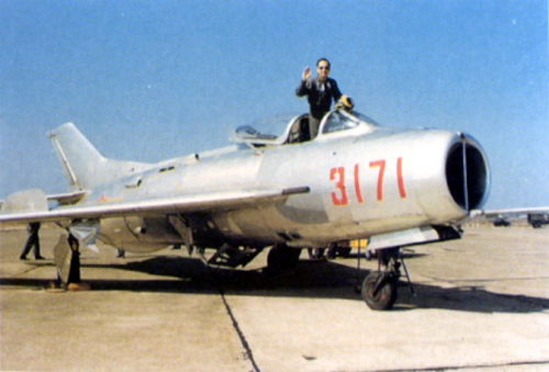 駕駛先進戰機叛逃的範園焱，得到4000兩黃金和美女老婆，結局如何