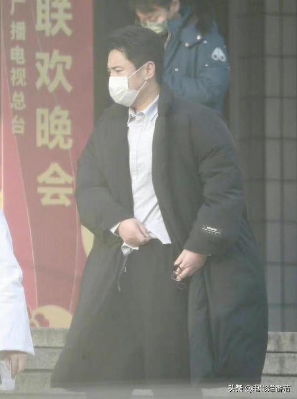 春晚五次聯排：趙麗穎緊身褲吸睛，沈騰眼神犀利，張小斐知性俏皮