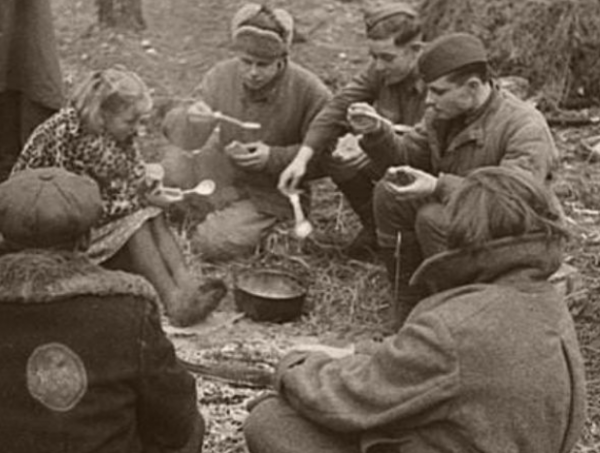 為何蘇聯黑麵包要摻木屑？老兵：它能吃能打，還救了40萬人性命