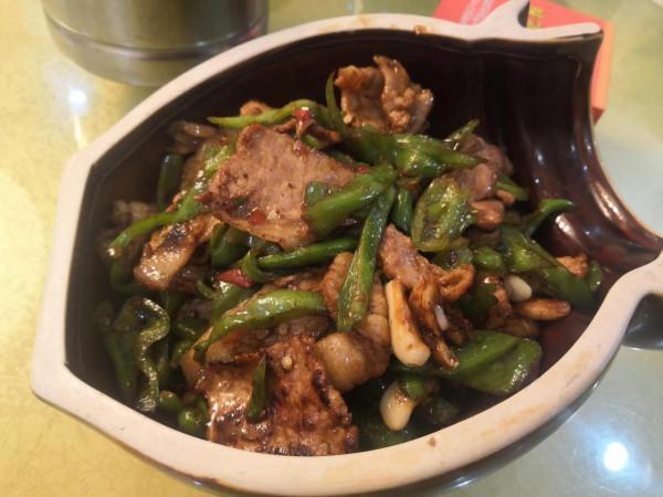 丈母孃生日請客吃飯，9個人點了7菜1湯，妻嫂：這女婿真會來事