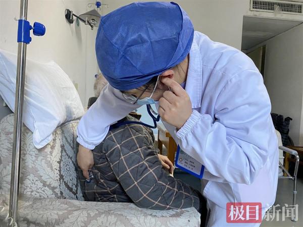 因喝牛奶嗆到，七旬爹爹被緊急送醫