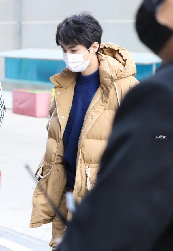 王俊凱參加文聯百花春晚的路透曝光，穿咖色羽絨服好暖和，真低調