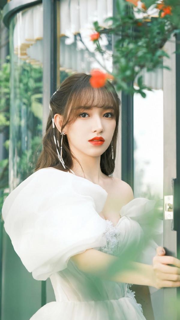 程瀟 1998年出生於廣東省，中國內地流行樂女歌手、演員