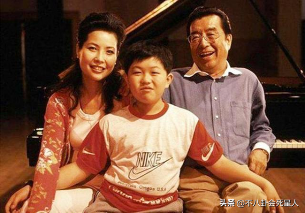 同一個明星爹，不同的媽，這5對星二代的生活差距，現實又扎心