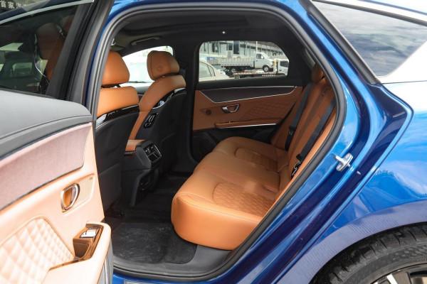 長4980mm，頂配破百3&period;9秒，標配矩陣大燈，比亞迪漢有多能打？