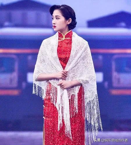 關曉彤最美的樣子不是清宮妝，也不是穿旗袍，而是化了天使妝的她