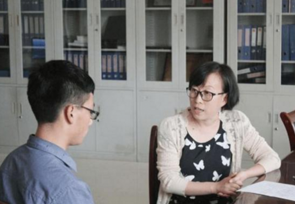 貧困生不能穿名牌上學？因穿了2000元的鞋子，被學校取消了助學金