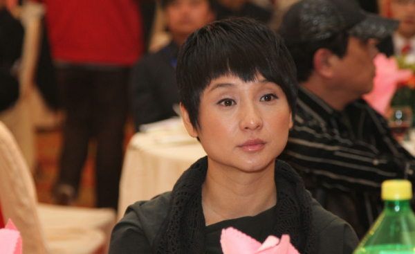 孔琳:王全安為蔣雯麗把她拋棄,7年戀人又把她拋棄,52歲還未婚 孔琳:王全安為蔣雯麗把她拋棄,7年戀人又把她拋棄,52歲還未婚