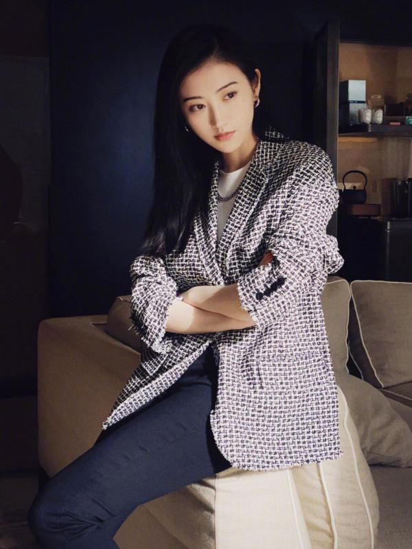 31歲景甜和27歲楊紫,雙雙挑戰千鳥格西裝,卻一個幹練一個活力 31歲景甜和27歲楊紫,雙雙挑戰千鳥格西裝,卻一個幹練一個活力