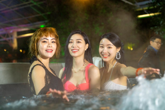 四川人家門口的滑雪場，元旦盡享冰雪世界，團圓跨年吃火鍋