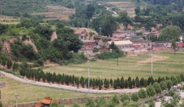 北京深山中的千年古村，村內都是四合院卻無人居住，距京城86公里