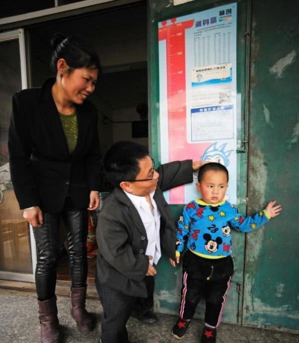 身高不到一米，身殘志堅行醫三十年，矮小的身體藏著偉大的靈魂