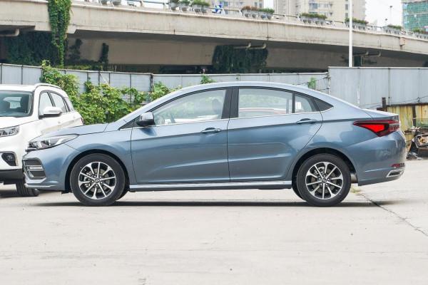 配1&period;5L發動機&plus;CVT變速箱，百公里油耗6&period;9L，艾瑞澤GX怎麼樣？