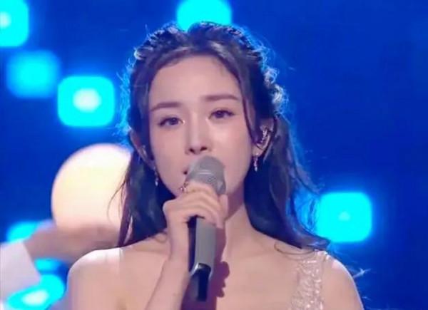 湖南衛視跨年：新人主持全部翻車，龔俊自嘲動作大，王一博發胖