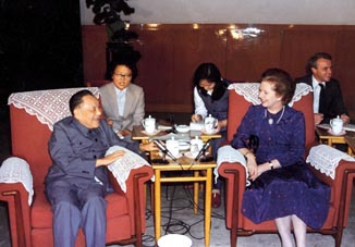 1984年全國兩會期間，鄧小平叫住準備退場的記者：你們給我闢個謠