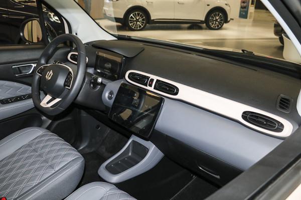 不到8萬元，續航403km，零跑T03流沙粉到店實拍