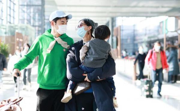 張歆藝一家三口首次走機場，袁弘穿成他大姨，2歲兒子個頭真大