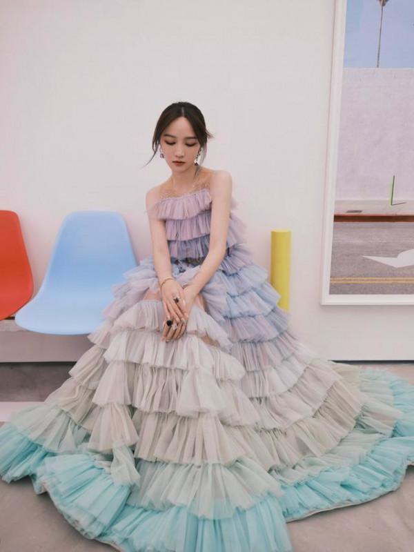 韓國回來的孟佳就是厲害，蛋糕裙也能穿出“女團風”，時髦又減齡