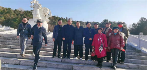 湖北省古玩藏品研究會書畫研究分會和錢幣郵卡分會一日遊活動紀實