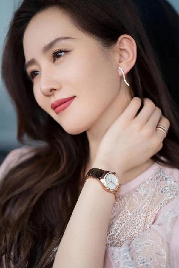 劉詩詩穿粉裙捲髮拍寫真明媚、甜美，淺笑嫣然優雅不失可愛