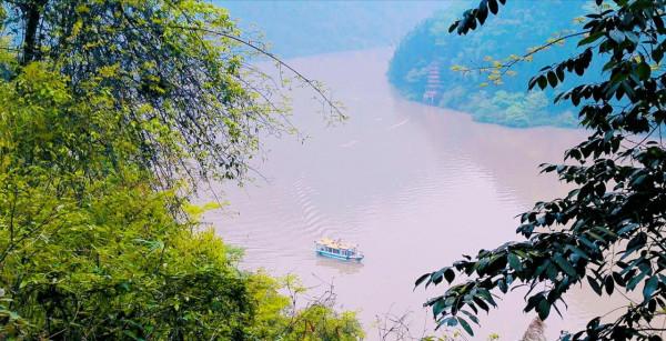 四川一景區被廢棄後，雜草叢生彷彿失落古城，意外爆紅網路