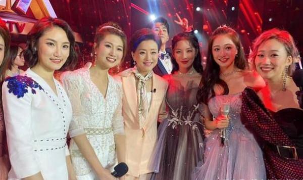 天安門前領誦的馮琳，實習無緣央視，這跟她的成長經歷有很大關係