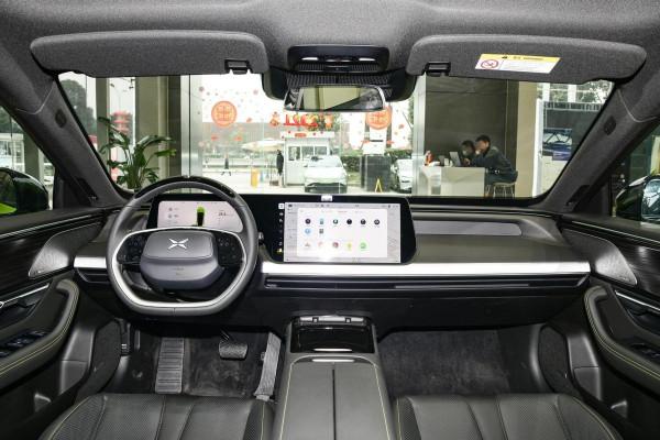 軸距近3米配“剪刀門”，位元斯拉跑得還遠，實拍小鵬P7鵬翼版