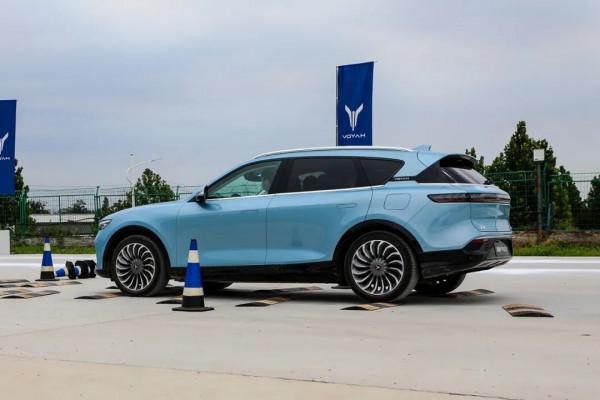 高高愛開車丨效能+智慧會有怎樣的碰撞？ 嵐圖FREE場地輕體驗