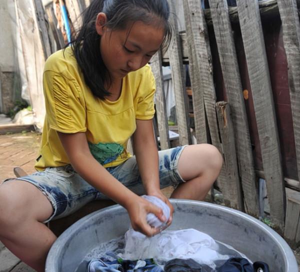 父親離家，母親殘疾，小小年紀擺攤賣烤串，自救之路令人淚奔