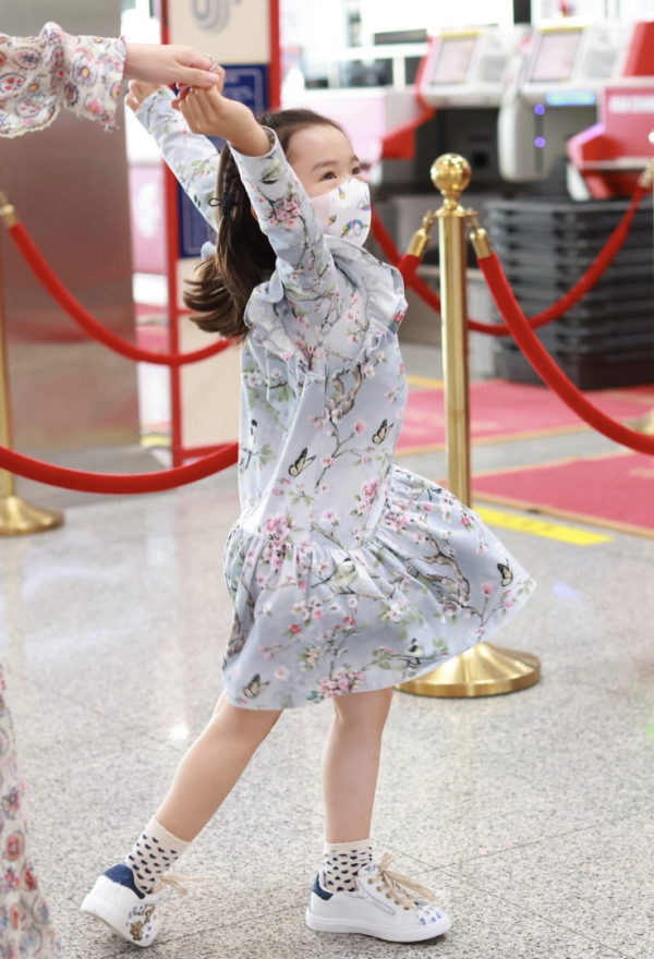 董璇女兒和外婆現身機場，小酒窩開心蹦躂超活潑，外婆時髦氣質佳