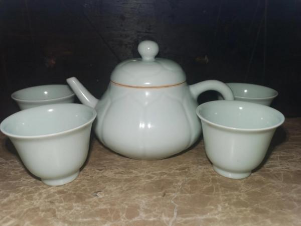 明宣德甜白釉梨壺鈴鐺杯（一壺四杯）賞析