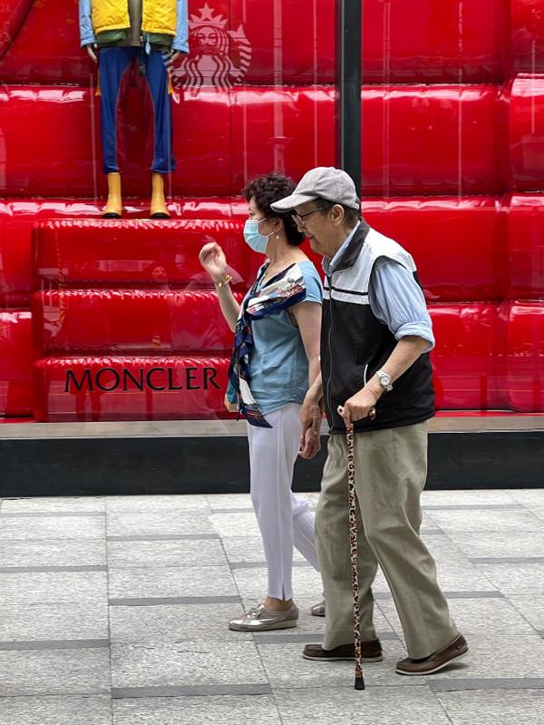 穿對了就很美！上海平均65歲的大媽，打扮優雅時尚，比年輕人講究