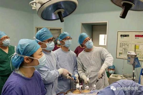 頭皮發麻!手術檯上的醫生看傻眼:膽管裡竟然“遊”出兩條蠕動著的...... 頭皮發麻!手術檯上的醫生看傻眼:膽管裡竟然“遊”出兩條蠕動著的......