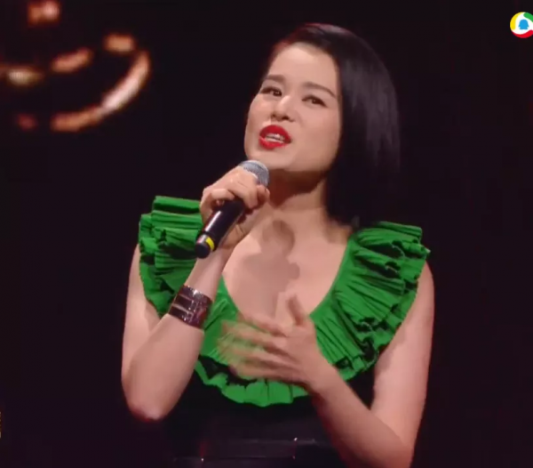 大灣區晚會群星爭奇鬥豔:王菲穿白裙如仙女,趙麗穎素色裙顯身材 大灣區晚會群星爭奇鬥豔:王菲穿白裙如仙女,趙麗穎素色裙顯身材