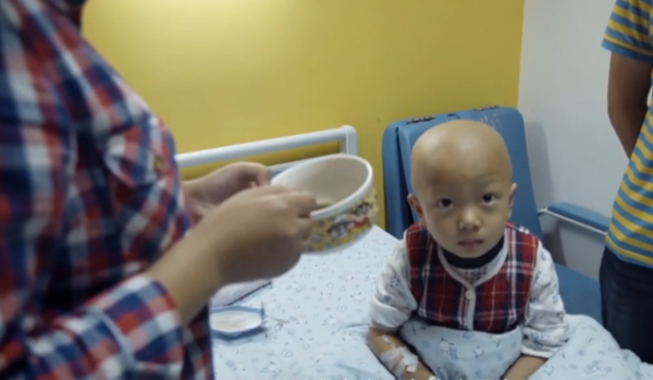 真實故事：安徽4歲男孩患惡性腫瘤，手術時被迫中止，父母痛哭