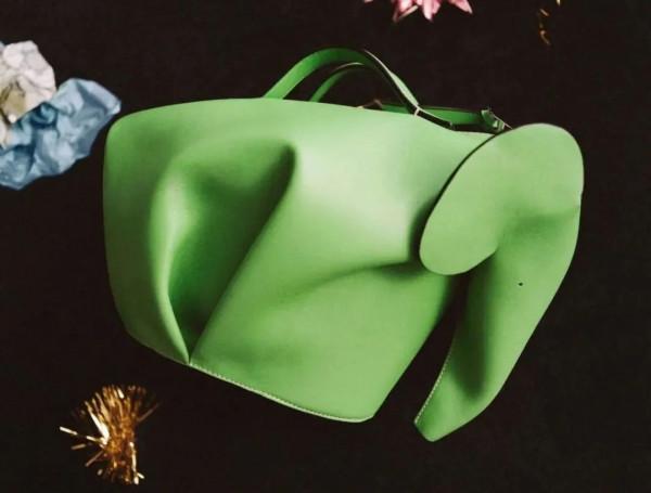 毛絨絨軟糯糯閃亮亮，這一季的大牌包包都吃了可愛吧